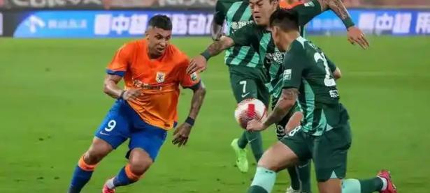 爱游戏在线登录-深圳队在中超中打出失误，被誉为观众齐声高喊