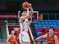 爱游戏在线-包含队内球员训练备战，眼神坚定迎接困难挑战的词条