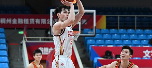 爱游戏在线-包含队内球员训练备战，眼神坚定迎接困难挑战的词条