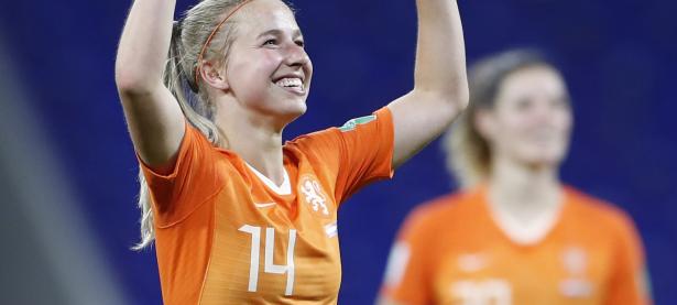 爱游戏网页版-瑞典女子足球队携手晋级半决赛