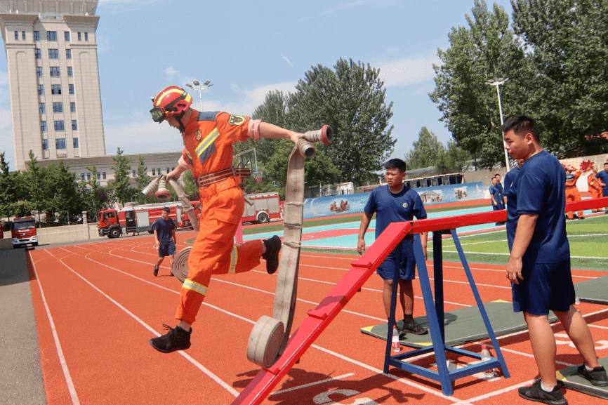 包含队员们在训练场上拼尽全力,努力冲刺取得胜利的词条 包含队员们在训练场上拼尽全力,努力冲刺取得胜利的词条
