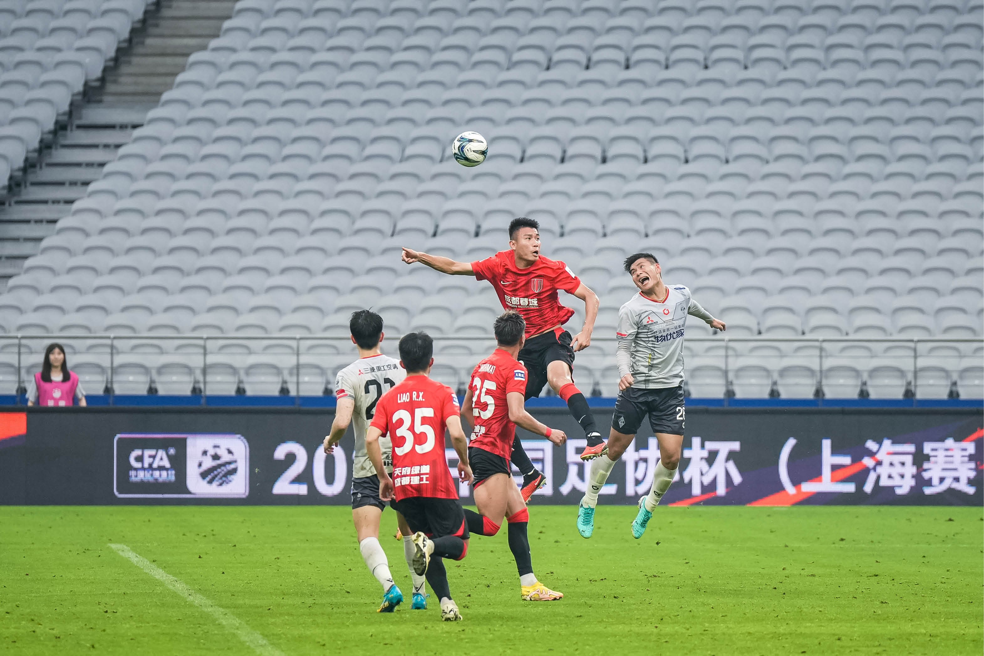 顶级职业足球联赛吸引众多球迷狂热支持的简单介绍