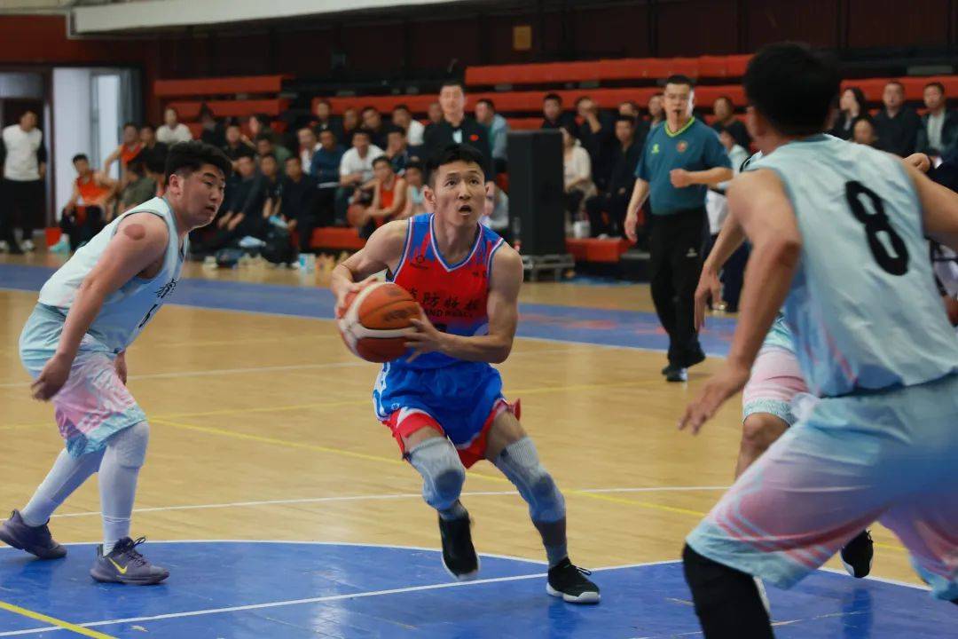 职业篮球联赛最近一轮比赛的精彩瞬间(职业篮球联赛最近一轮比赛的精彩瞬间是什么)