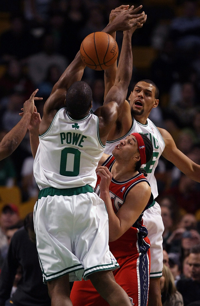 体育场上的风暴:球员们在场上展现出色表现的简单介绍 体育场上的风暴:球员们在场上展现出色表现的简单介绍