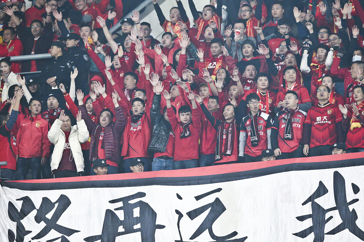 球迷们期待看到最激烈的对抗(球迷们期待看到最激烈的对抗赛英文)