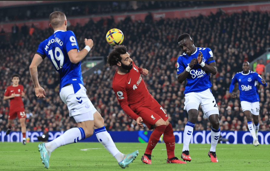 曼联防线稳固，力拼利物浦全力拿分的简单介绍