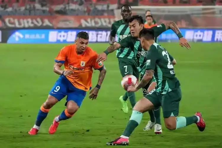 深圳队在中超中打出失误，被誉为观众齐声高喊