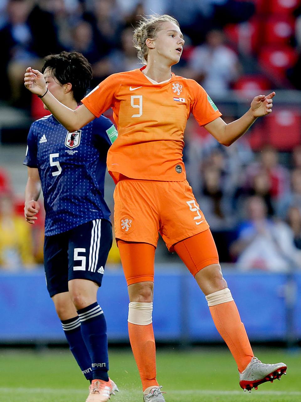 比利时女足灵活变阵，收获胜利