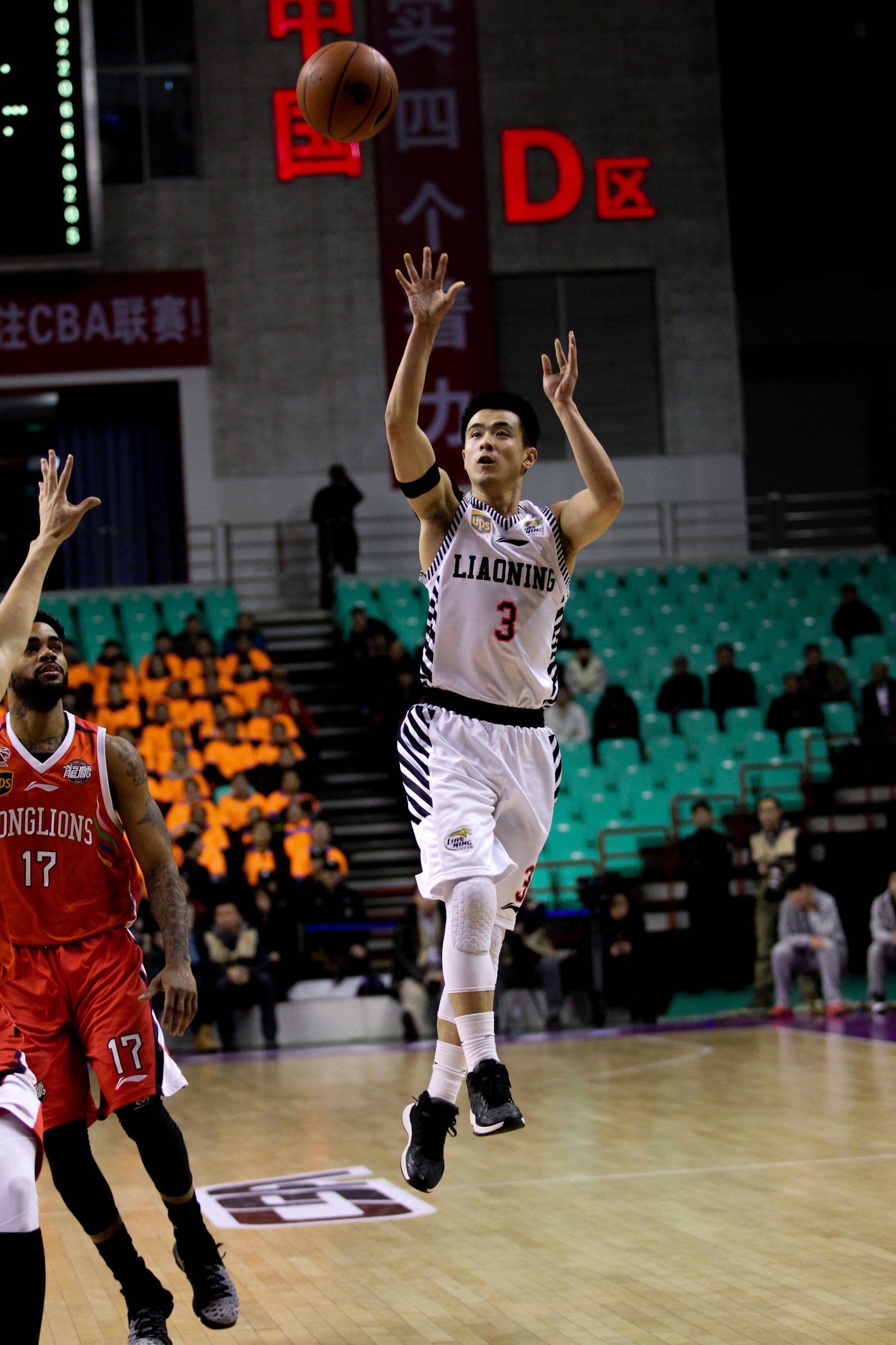 江苏男篮主场胜出,晋级下一轮 江苏男篮主场胜出,晋级下一轮