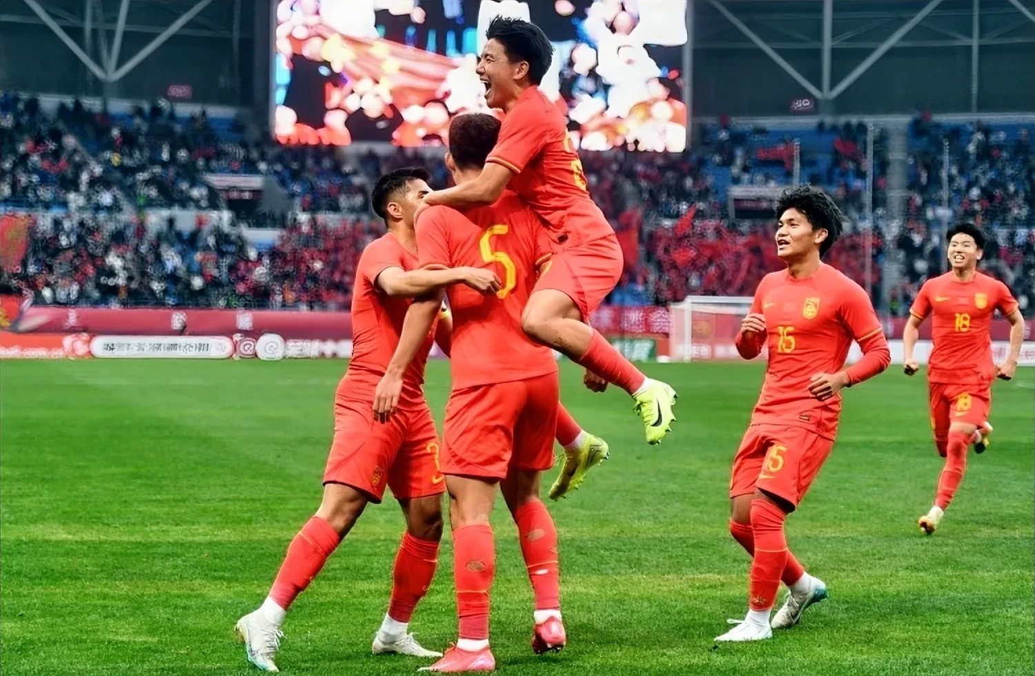 足球比赛中中国队进攻火力全开,主宰全场的简单介绍 足球比赛中中国队进攻火力全开,主宰全场的简单介绍