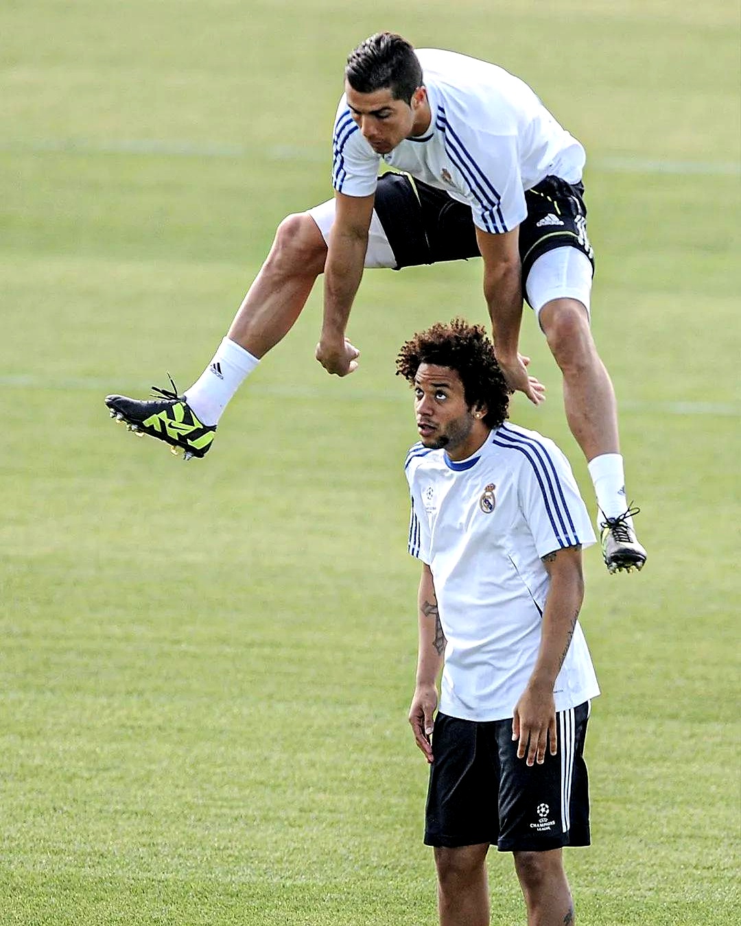 顶级巅峰，球员表现出色技术才能，比赛场面激动人心的简单介绍