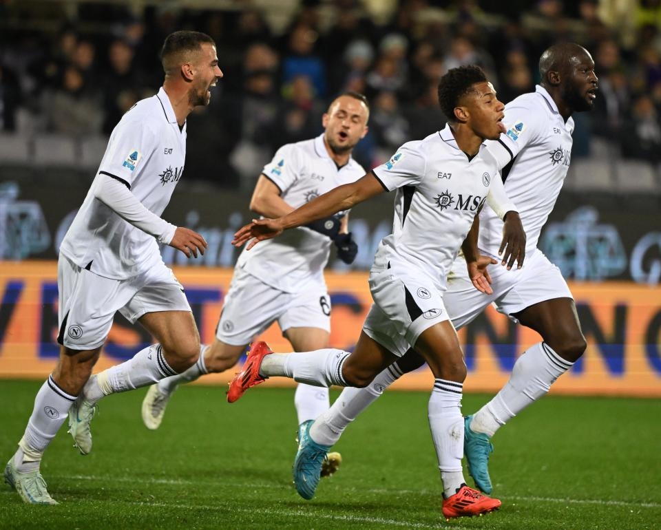 包含那不勒斯客场难取胜，球队主场成绩占优的词条