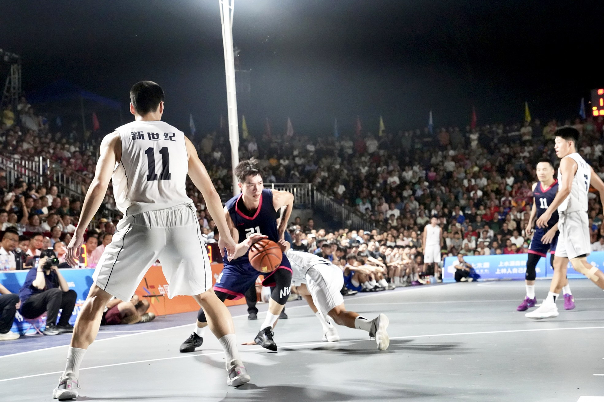 中国篮球职业联赛赛场上演精彩对抗