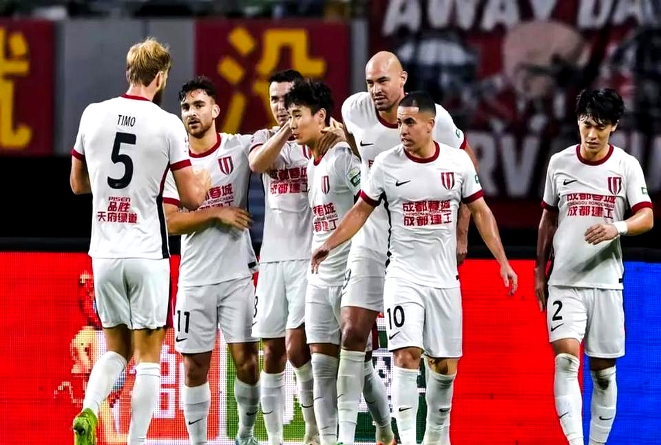 中场核心发挥稳定，球队多线作战取得胜利