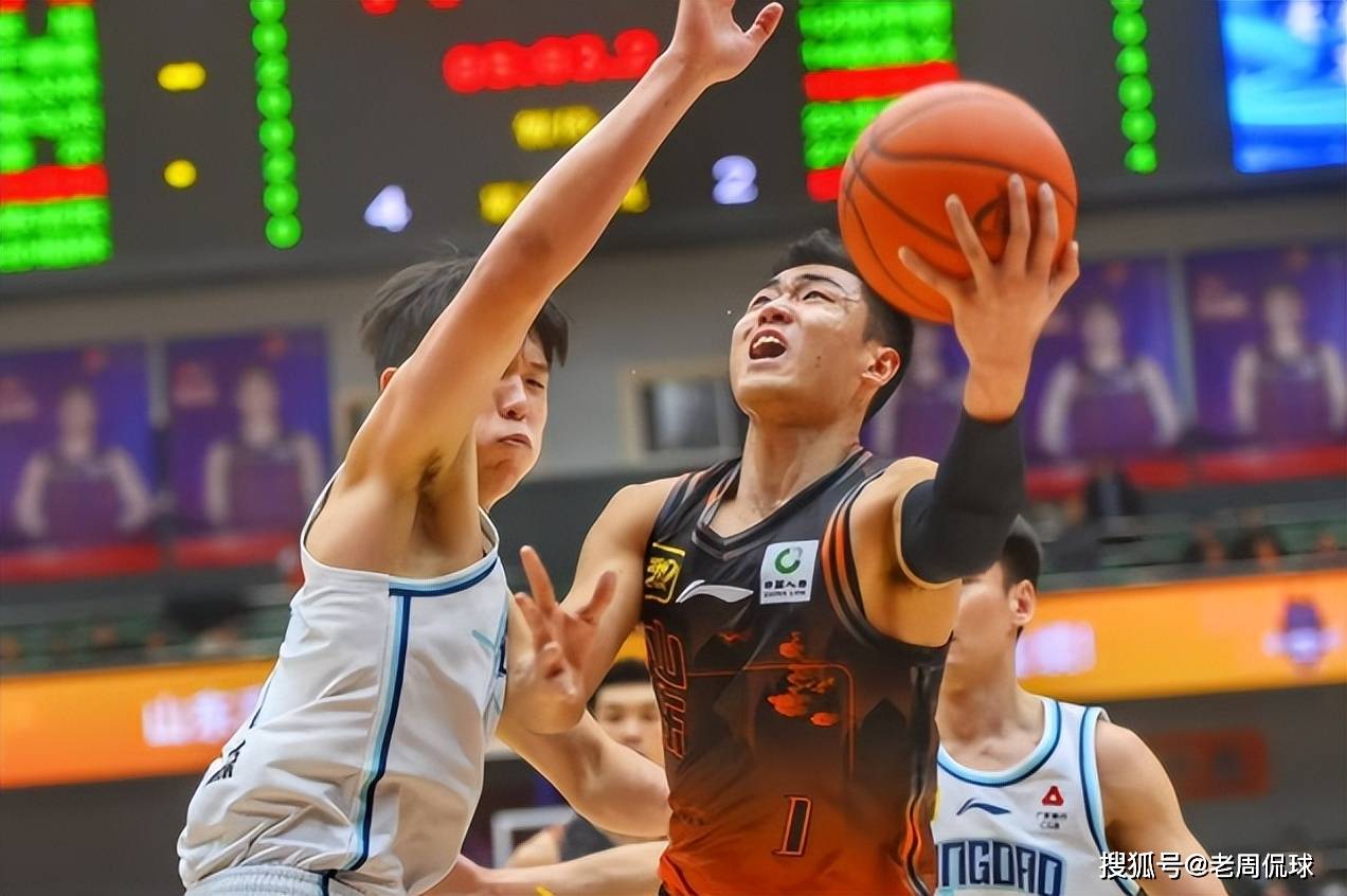 比赛中出现激烈抢断，双方势均力敌的简单介绍