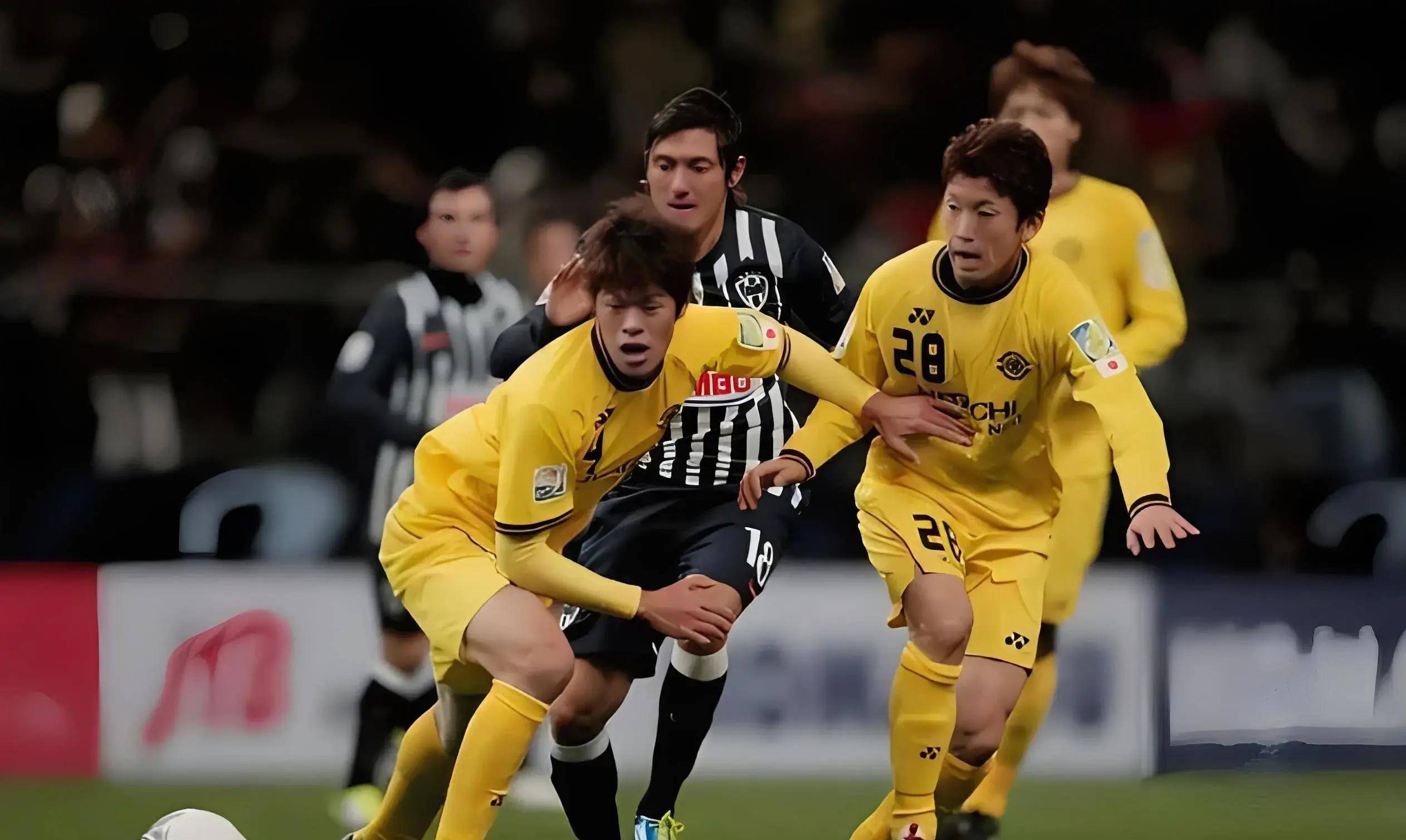 比赛中出现激烈抢断，双方势均力敌的简单介绍