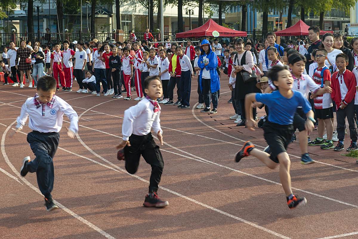 运动员们的拼搏精神感染着每一位观众 运动员们的拼搏精神感染着每一位观众