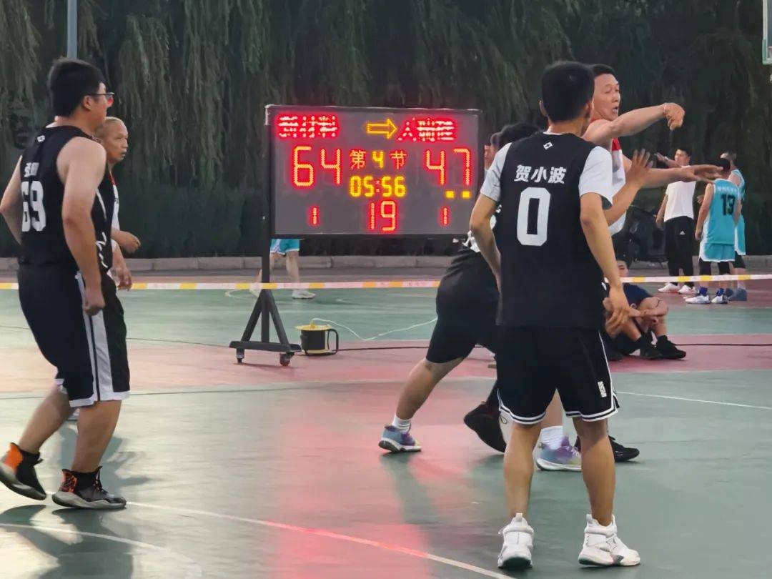 活力四射！比赛中球员们的活力和热情感染全场