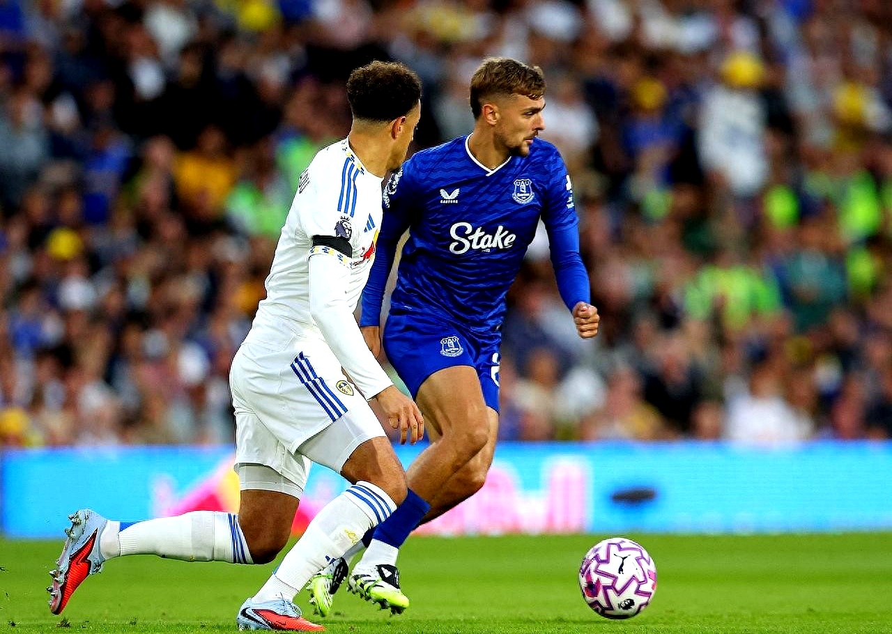 曼城大胜里昂，实现连胜，领跑英超！的简单介绍