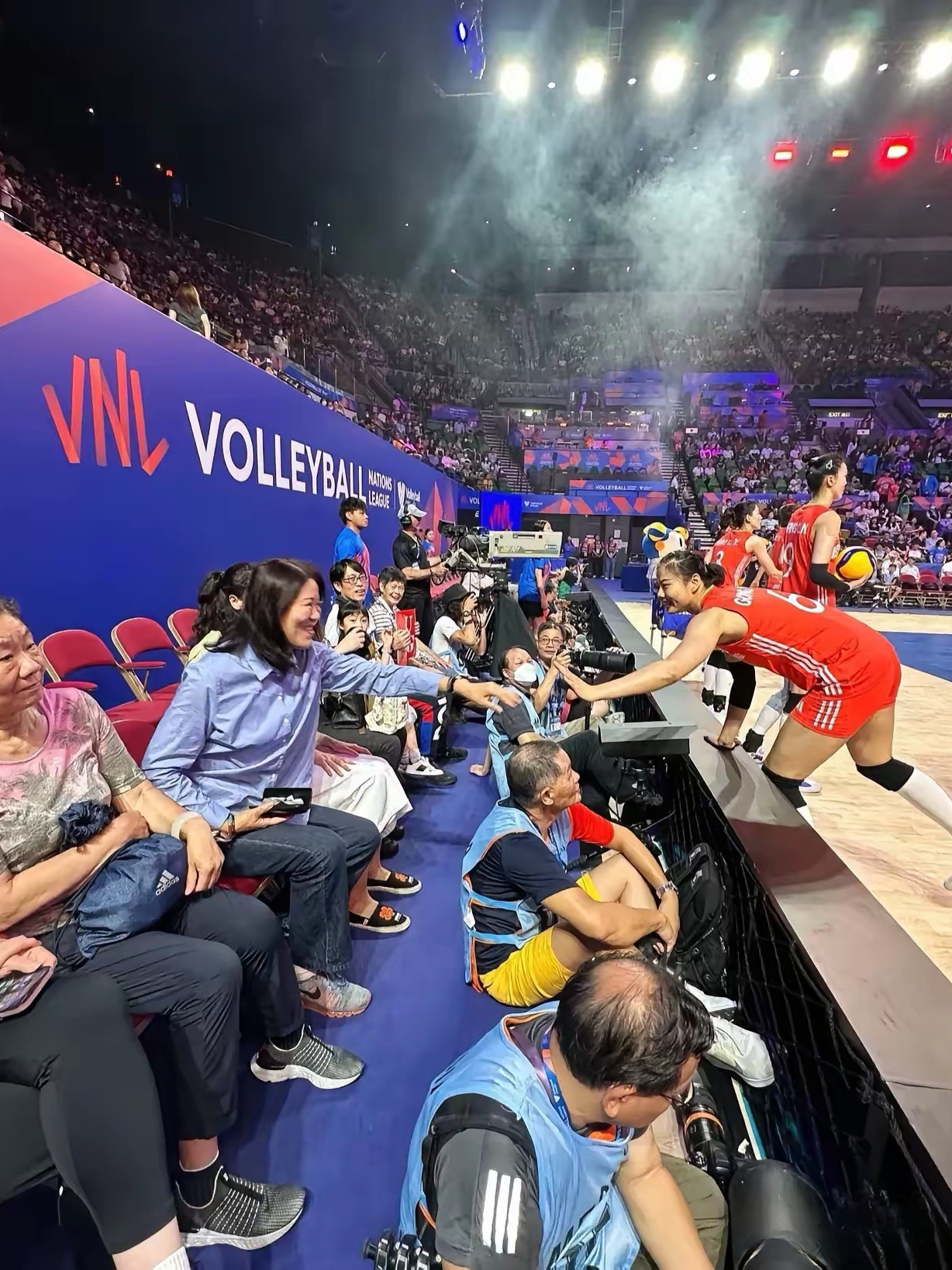 包含赛场上球员们拼尽全力，呈现出极具观赏性的比赛的词条