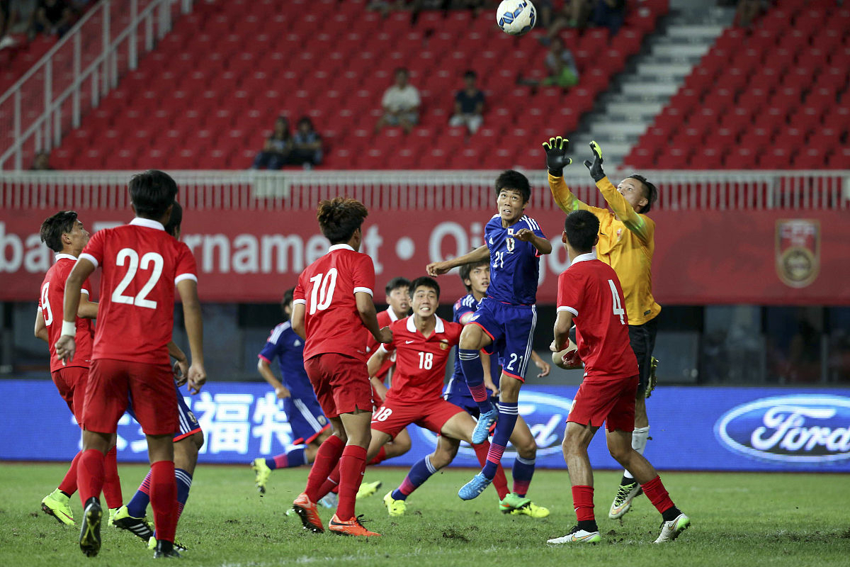 足球比赛精彩对决，球员拼尽全力争取胜利的简单介绍