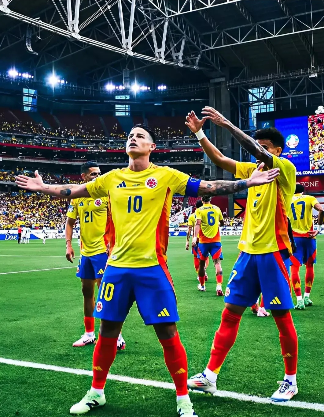 足球比赛精彩对决，球员拼尽全力争取胜利的简单介绍