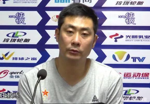 教练心臂骨断裂，球队状态受影响