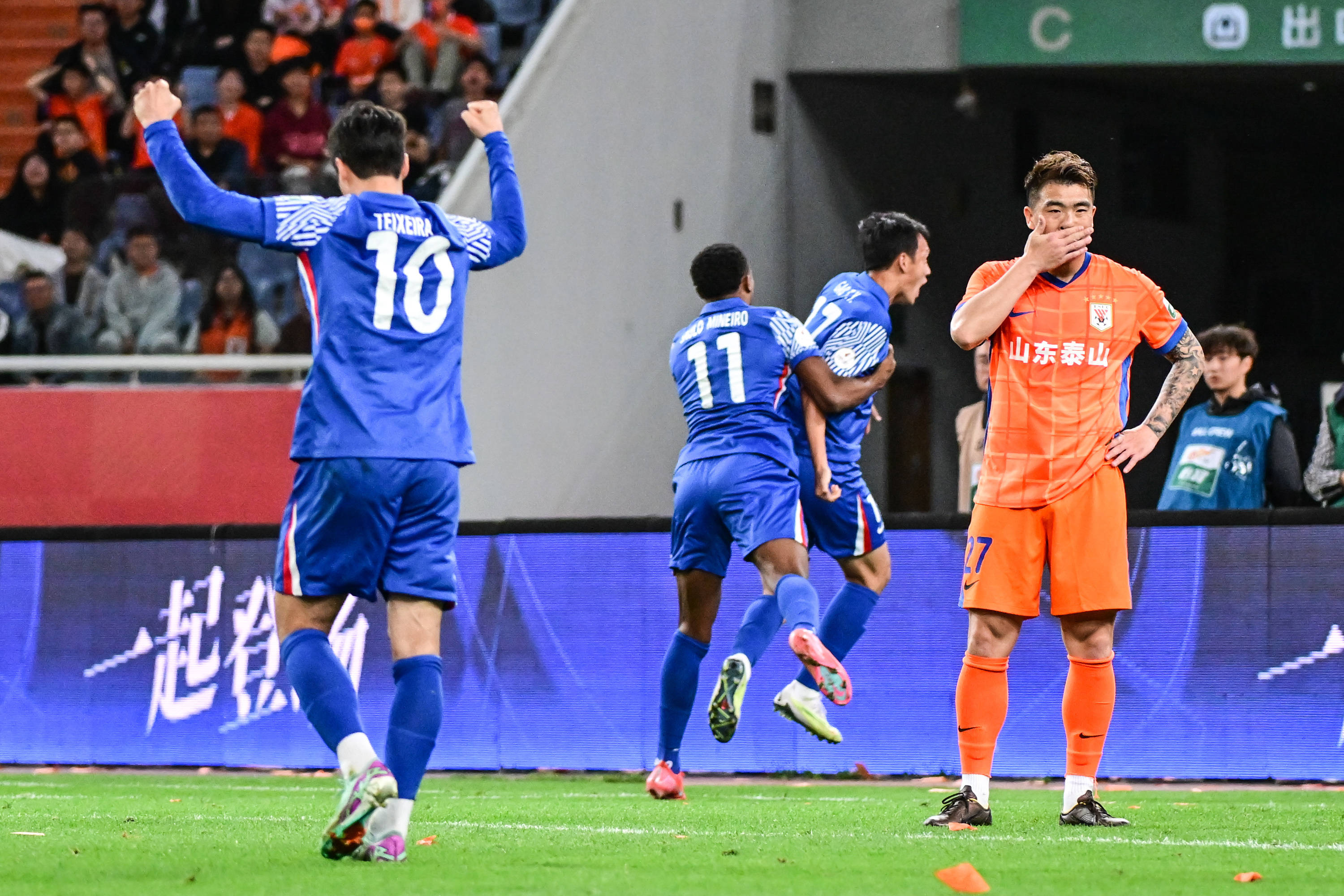 上港主场艰难击败鲁能，坚守主场保持积分稳定