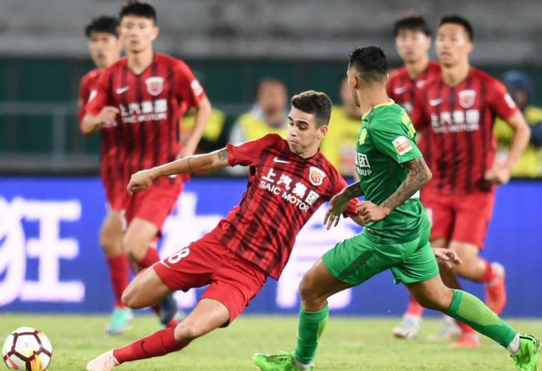 上港主场艰难击败鲁能，坚守主场保持积分稳定