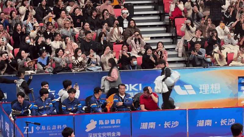 关于疯狂呐喊声震耳欲聋，现场气氛越来越炽热的信息