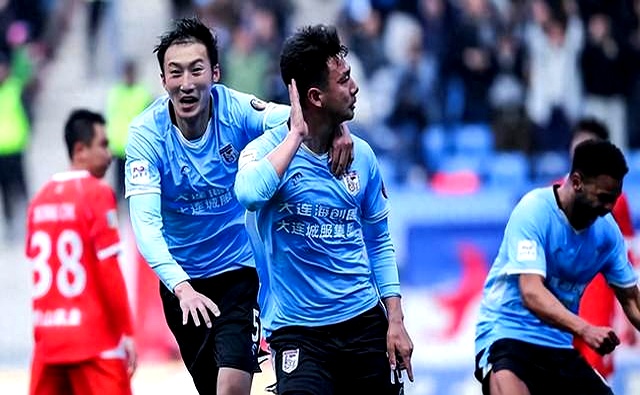 关于疯狂呐喊声震耳欲聋，现场气氛越来越炽热的信息