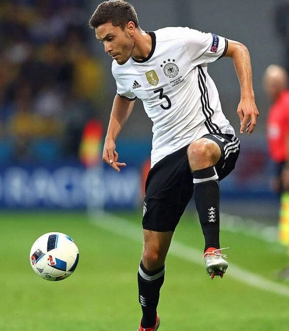 关于法国豪取大胜，打破对手防线获得分的信息