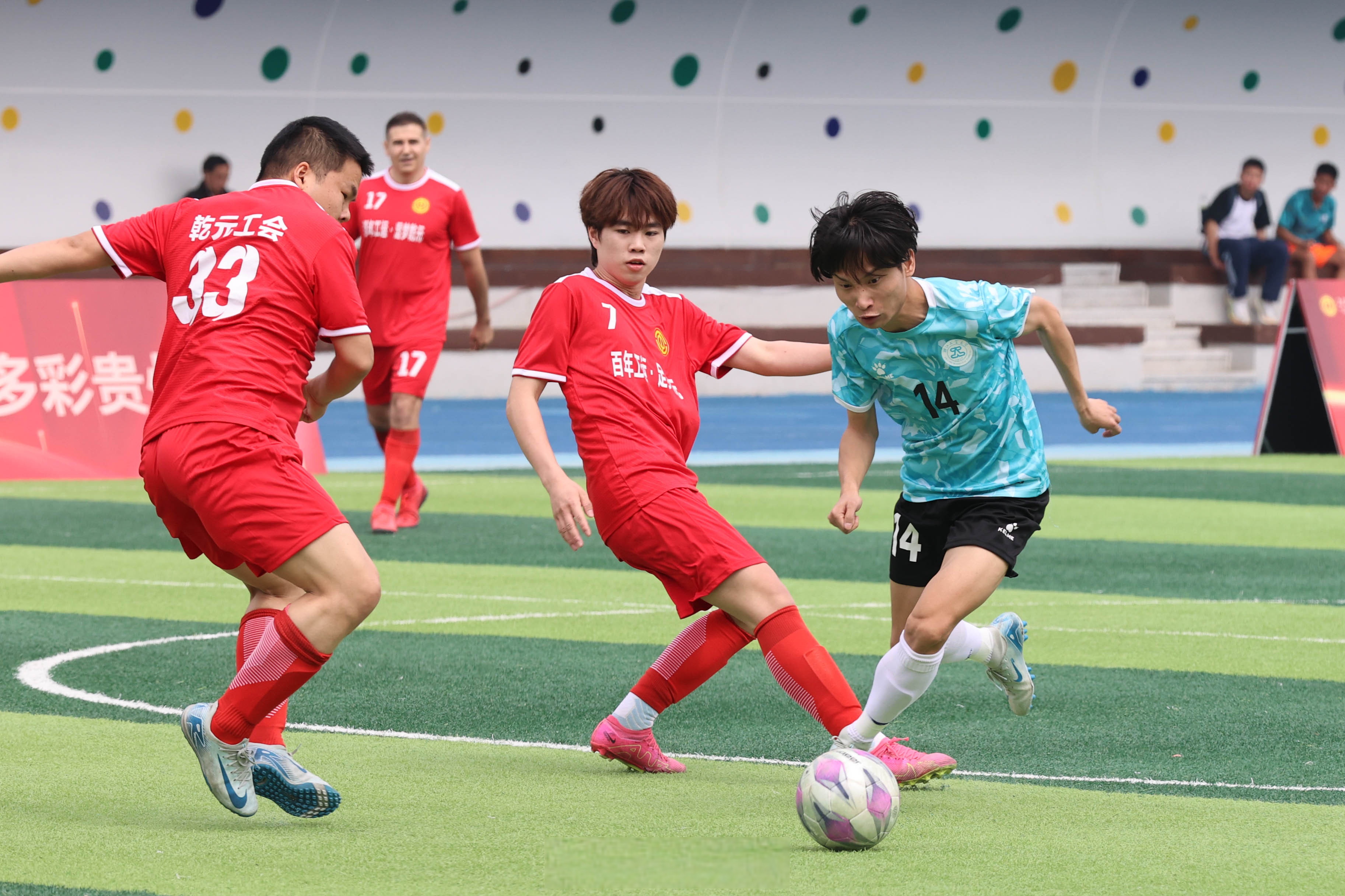 职业足球赛事愈发精彩，激情四射的简单介绍