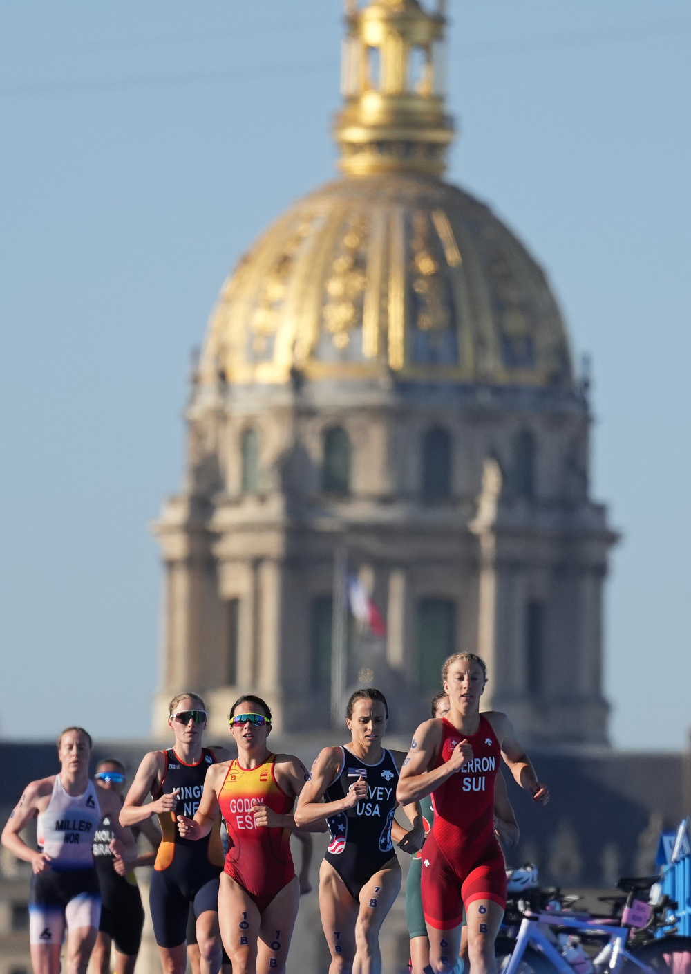 波兰选手在铁人三项比赛中突破自我 波兰选手在铁人三项比赛中突破自我