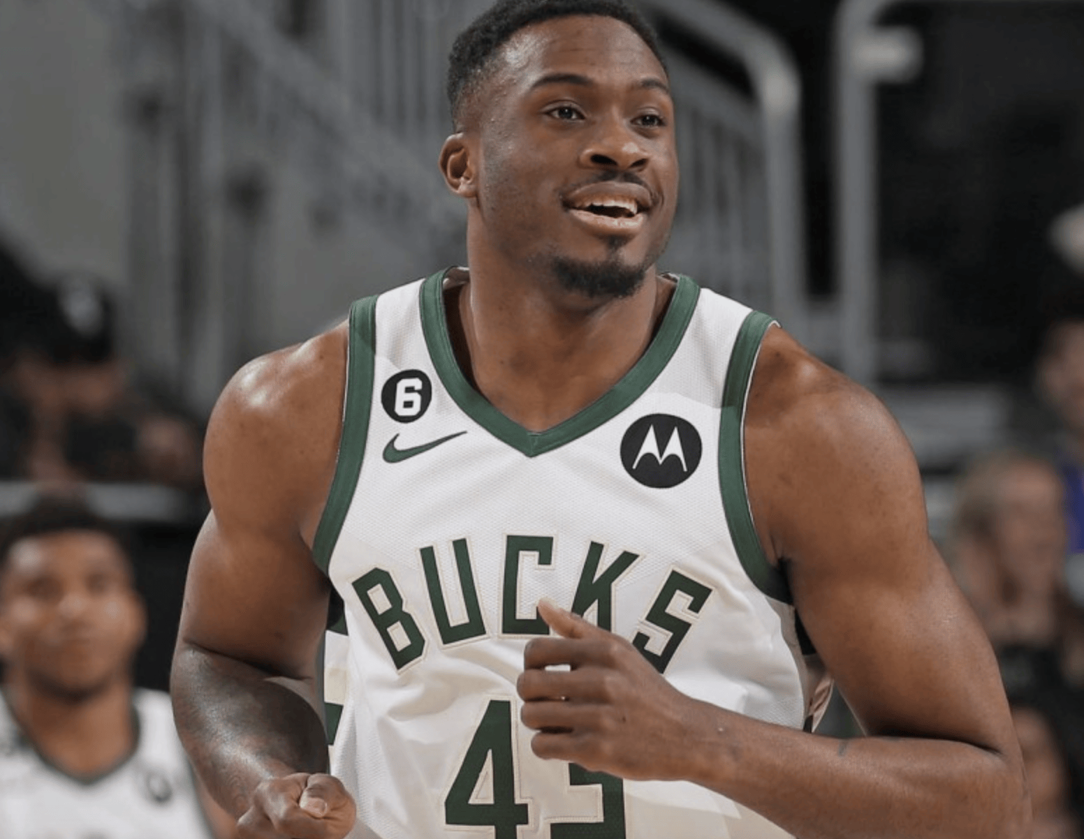 雄鹿遭遇败局,字母哥状态不佳 雄鹿遭遇败局,字母哥状态不佳