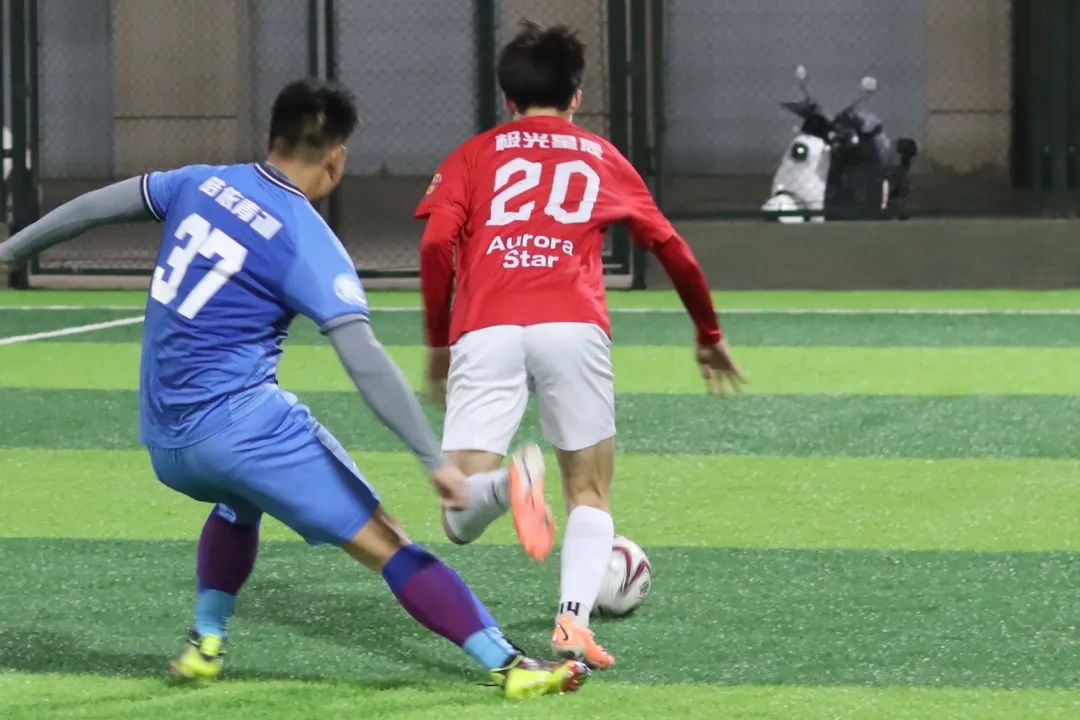 足球赛场上各队实力对决，比赛精彩无比的简单介绍