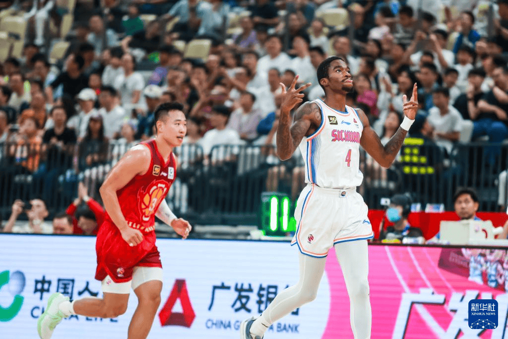 四川男篮在比赛中展现出团队力量