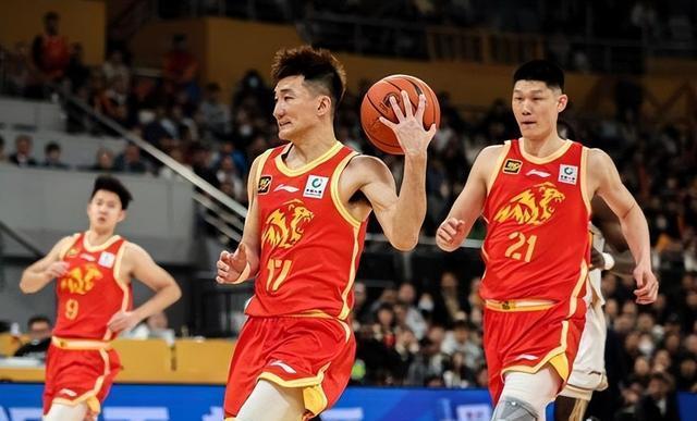 四川男篮在比赛中展现出团队力量