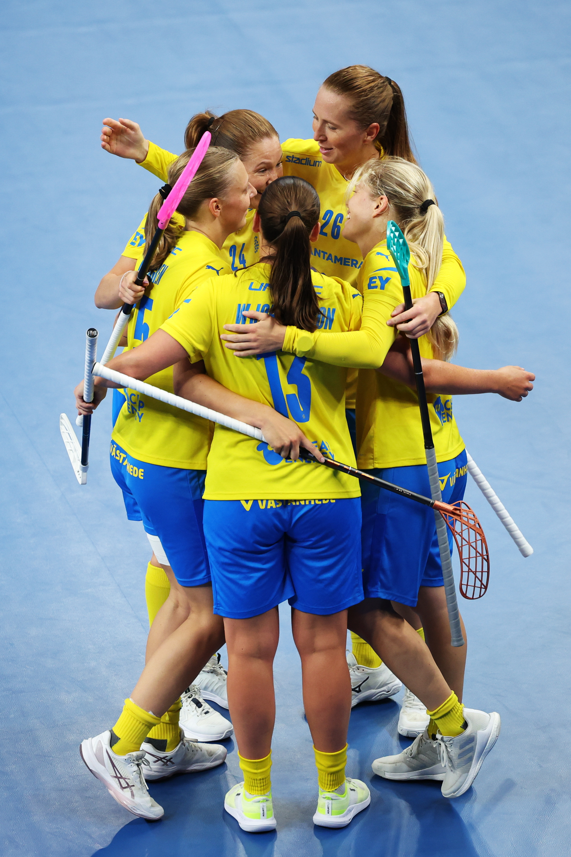 瑞典女子足球队携手晋级半决赛