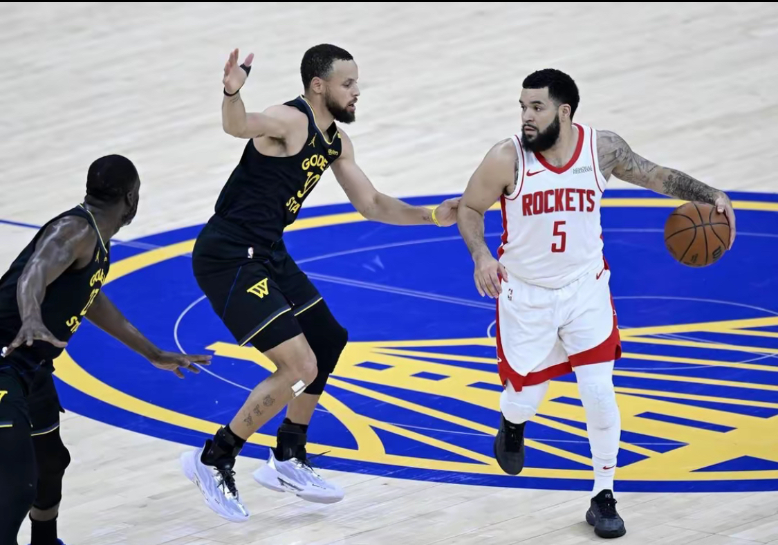 火箭后卫保罗指导年轻球员进步的简单介绍