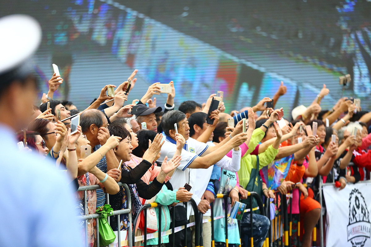 比赛现场观众热情高涨，现场气氛热烈