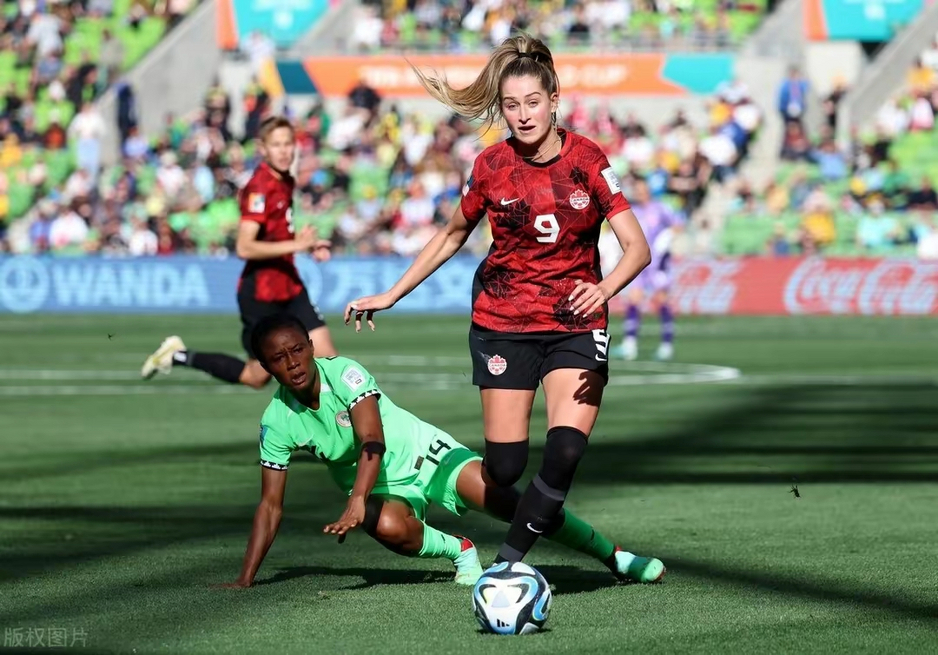 罗马尼亚女足队员在国际比赛中发挥出彩