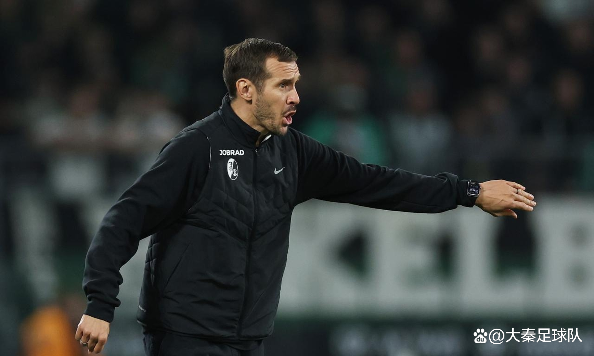 包含弗赖堡客场大胜，继续保持不败纪录的词条