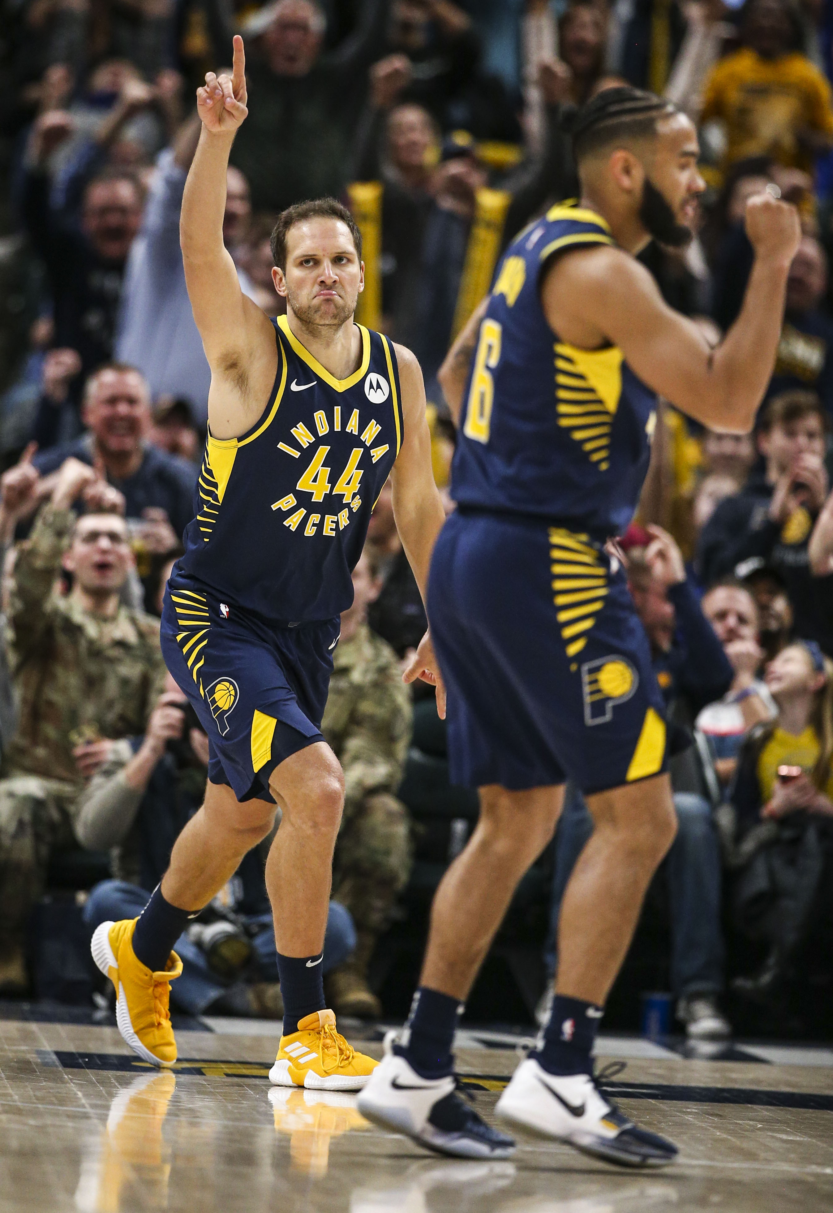 关于步行者队球员发挥出色，取得关键胜利的信息