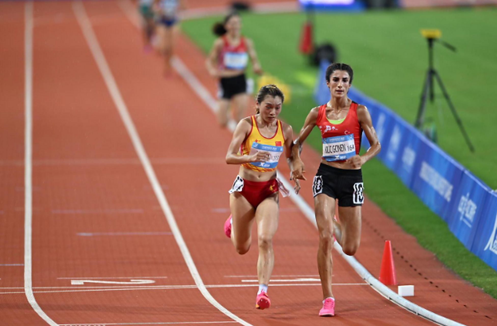 田径比赛决赛现场一片火爆，视频回放刷新记录的简单介绍