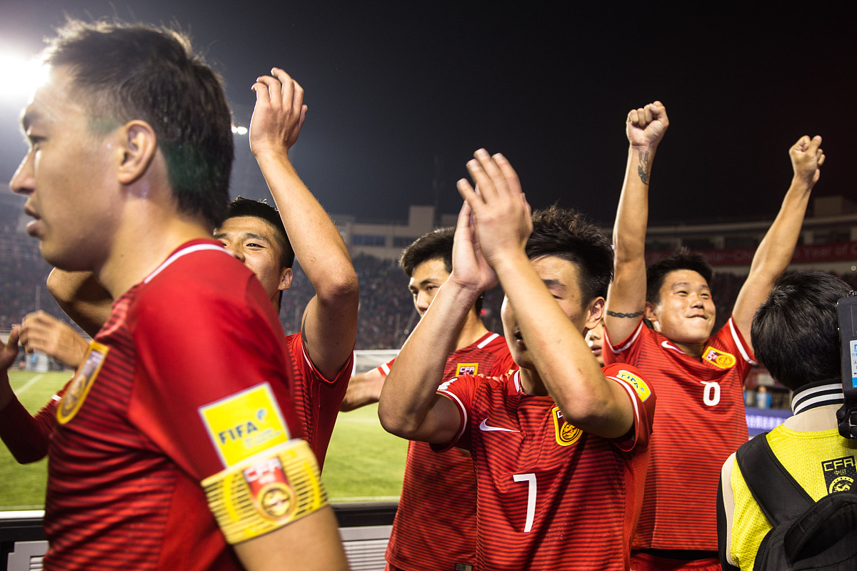 关于国家足球队实力非凡，备受瞩目，集体迎接挑战的信息