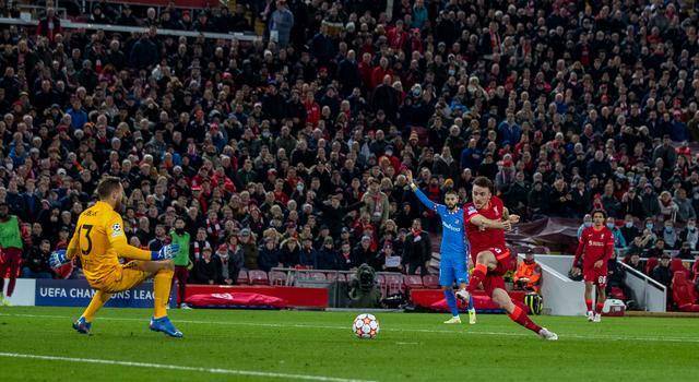 马德里竞技击败瓦伦西亚，取得胜利